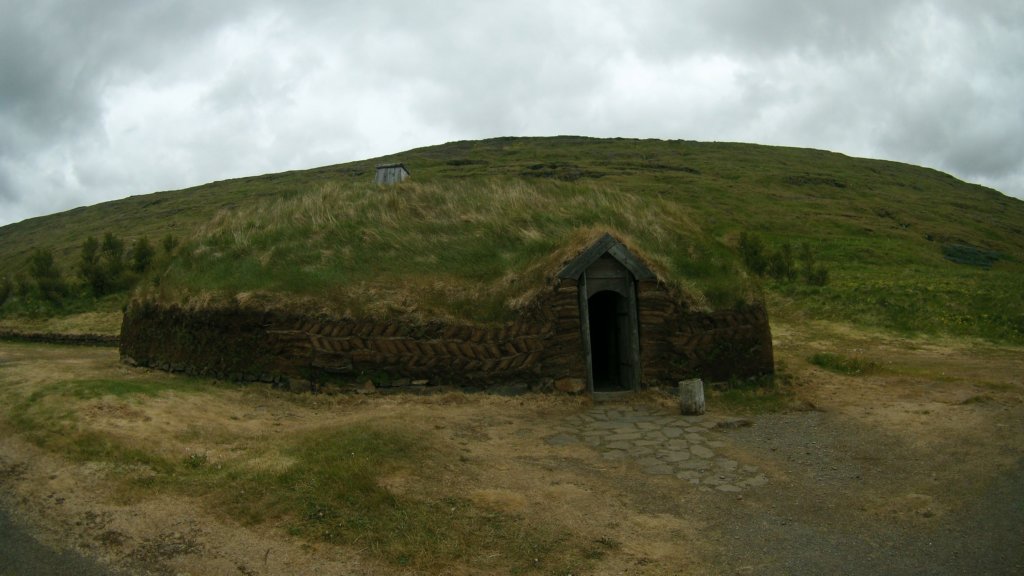 eiriksstadirvikinglonghouse4.jpg